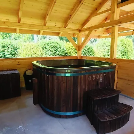 Appartamento For 4 People With Garden View Łapsze Niżne